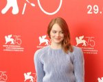 Emma Stone, la Favorita a Venezia: “La rivalità tra attrici è spietata come quella del film”