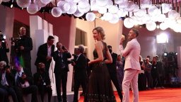 Dakota Johnson e Tilda Swinton sul red carpet di Suspiria a Venezia 75