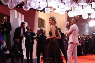 Dakota Johnson e Tilda Swinton sul red carpet di Suspiria a Venezia 75