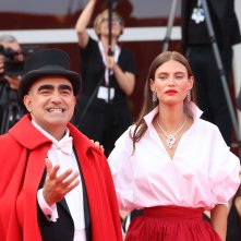 Venezia 2018: Bianca Balti e Elio sul red carpet di I fratelli Sisters