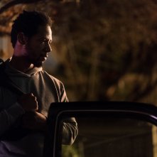 Dragged Across Concrete: Tory Kittles in una scena del film