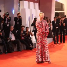 Venezia 2018: Tilda Swinton sul red catpet di At Eternity's Gate
