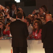 Venezia 2018: Vince Vaughn firma autografi sul red carpet di Dragged Across Concrete