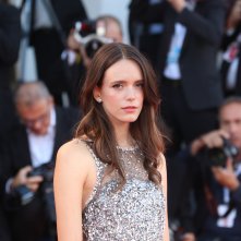 Venezia 2018: uno scatto di Stacy Martin sul red carpet di Vox Lux