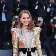 Venezia 2018: una sorridente Natalie Portman sul red carpet di Vox Lux