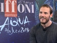 Resta con me, Sam Claflin: 'Ormai sono lo Sean Bean delle storie d'amore'