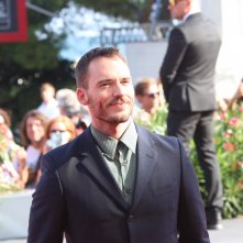 Venezia 2018: uno scatto di Sam Claflin sul red carpet di The Nightingale