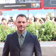 Venezia 2018: Sam Claflin sul red carpet di The Nightingale