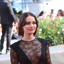 Venezia 2018: Aisling Franciosi sul red carpet di The Nightingale
