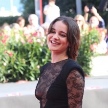 Venezia 2018: una sorridente Aisling Franciosi sul red carpet di The Nightingale