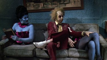 Michael Keaton in una scena del film Beetlejuice - Spiritello porcello