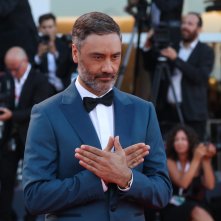Venezia 2018: uno scatto di Taika Waititi sul red carpet di chiusura