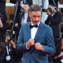 Venezia 2018: Taika Waititi sul red carpet di chiusura