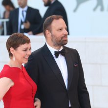 Venezia 2018: uno scatto di Olivia Colman e Yorgos Lanthimos sul red carpet di chiusura