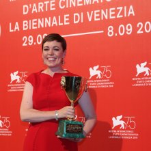 Venezia 2018: una sorridente Olivia Colman al photocall dei premiati