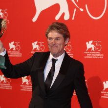 Venezia 2018: uno scatto di Willem Dafoe al photocall dei premiati