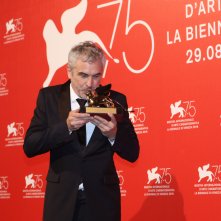 Venezia 2018: Alfonso Cuarón bacia il leone d'oro al photocall dei premiati