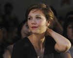 Elena Ferrante: Maggie Gyllenhaal dirigerà un film tratto da uno dei suoi libri