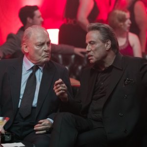 Gotti - Il primo padrino: John Travolta e Stacy Keach in una scena del film