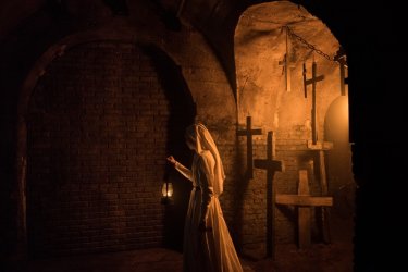 The Nun: Taissa Farmiga in una scena del film