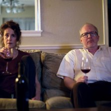Debra Winger e Tracy Letts in una scena di The Lovers