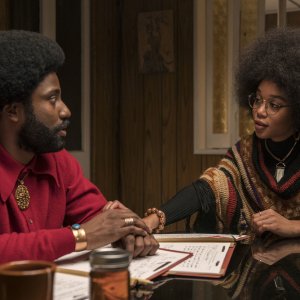 BlacKkKlansman: John David Washington e Laura Harrier in una scena del film