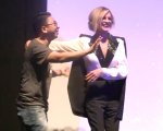 Julia Roberts interrompe l'intervista per abbracciare un fan venuto dall'Indonesia