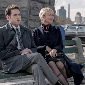 Maniac: Trudie Styler e Jonah Hill in una scena