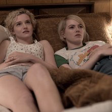Maniac: Emma Stone eJulia Garner in una scena