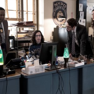 The Good Cop: Isiah Whitlock Jr., Josh Groban, Monica Barbaro, Bill Kottkamp in una scena