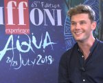 Jeremy Irvine su Mamma Mia! 2: 'Sono il giovane Pierce Brosnan, il prossimo James Bond in spandex!'