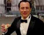 Stefano Accorsi mangia della pizza a Venezia: scoppia la polemica!