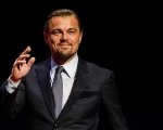 Leonardo DiCaprio: Chris Martin canta una canzone sui suoi pantaloni cargo