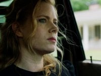 Recensione Sharp Objects: un racconto noir sul filo del rasoio