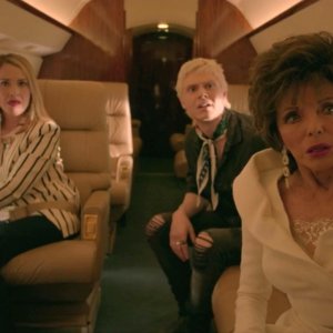 American Horror Story - Apocalypse: Joan Collins, Leslie Grossman e Evan Peters in una scena