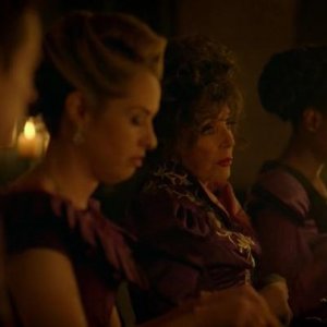 American Horror Story - Apocalypse: Joan Collins in una scena