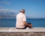 Anziano porta la foto della moglie morta al mare, la storia diventa un film
