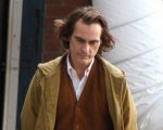 Joker: nelle foto dal set Joaquin Phoenix si imbatte in un clown e in uno spogliarellista