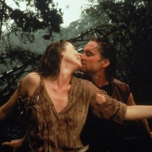 Una scena de All'inseguimento della pietra verde con Michael Douglas