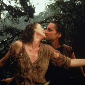 Una scena de All'inseguimento della pietra verde con Michael Douglas