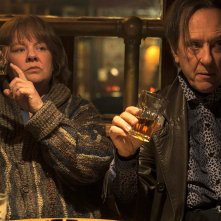 Copia Originale: Melissa McCarthy e Richard E. Grant in una scena del film