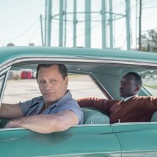 Green Book: Viggo Mortensen e Mahershala Ali in una scena del film