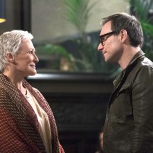 The Wife - Vivere nell'ombra: Glenn Close e Christian Slater in una scena del film