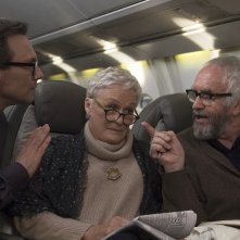 The Wife - Vivere nell'ombra: Glenn Close, Christian Slater e Jonathan Pryce in una scena del film