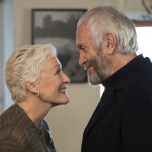 The Wife - Vivere nell'ombra: Glenn Close e Jonathan Pryce in un momento del film