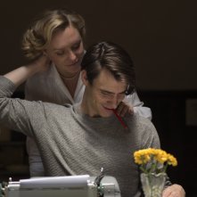 The Wife - Vivere nell'ombra: Annie Starke e Harry Lloyd in una scena del film