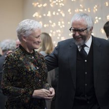 The Wife - Vivere nell'ombra: Glenn Close e Jonathan Pryce in una scena del film di Björn Runge