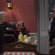 The Wife - Vivere nell'ombra: Glenn Close e Jonathan Pryce in un'immagine tratta dal film