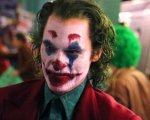 Joker: Todd Phillips svela il costume da clown di Joaquin Phoenix