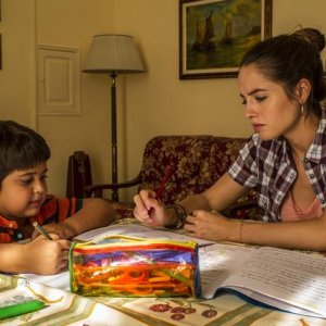 Ricchi di fantasia: Matilde Gioli e Vincenzo Sebastiani in una scena